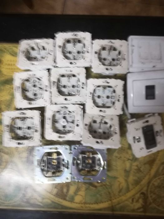 Disjuntores elétricos diferenciais etc