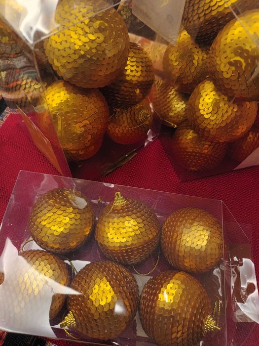 28 bolas douradas  de Natal...e 6  de fantasia...