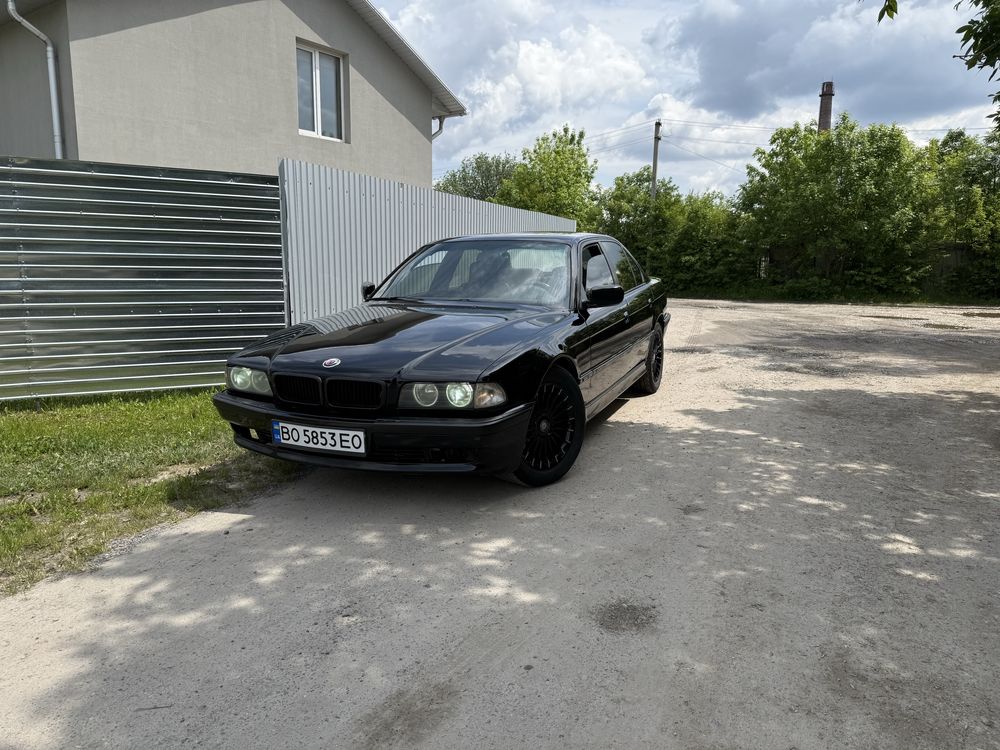 BMW 7 e38 Чорна газ бензин