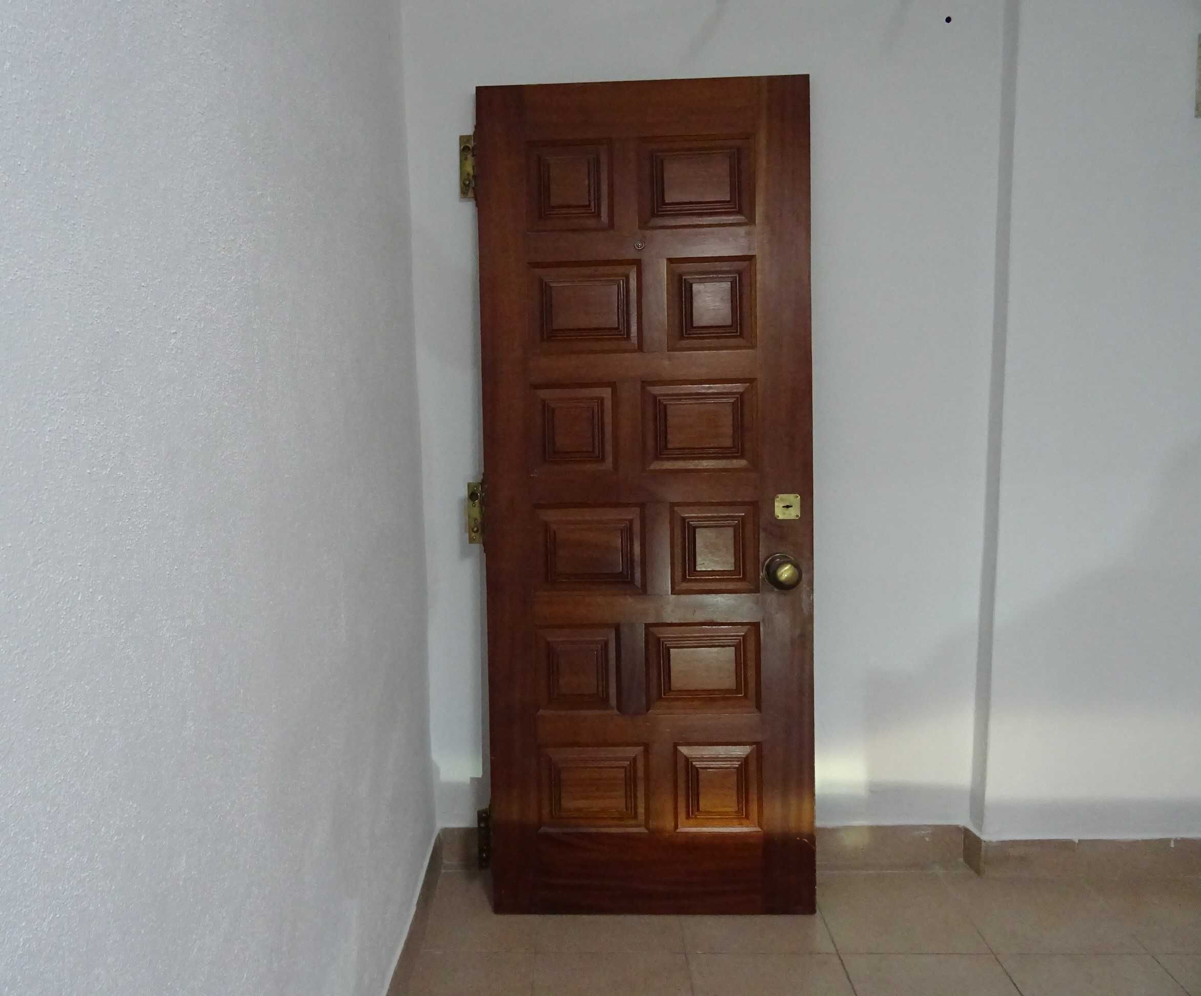 Porta em Madeira Para Exterior / Entrada em Apartamento