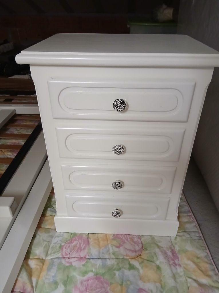 Cama de solteiro em madeira lacado em branco completo