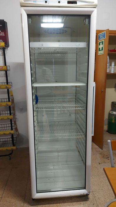Vitrines e arcas frigorificas para bebidas/ congelados