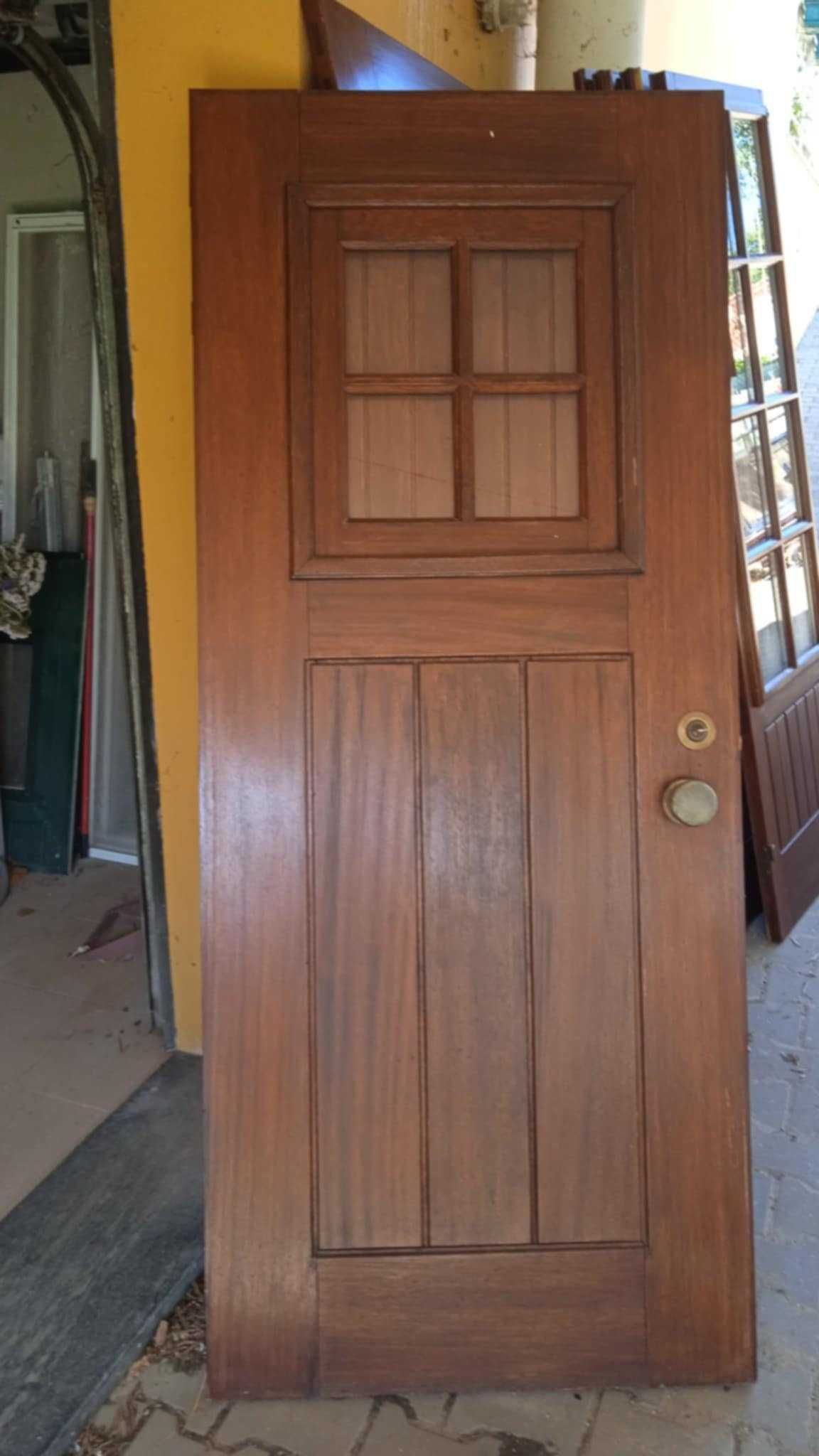 Portas e Janelas em madeira envernizada. Muito bom estado.