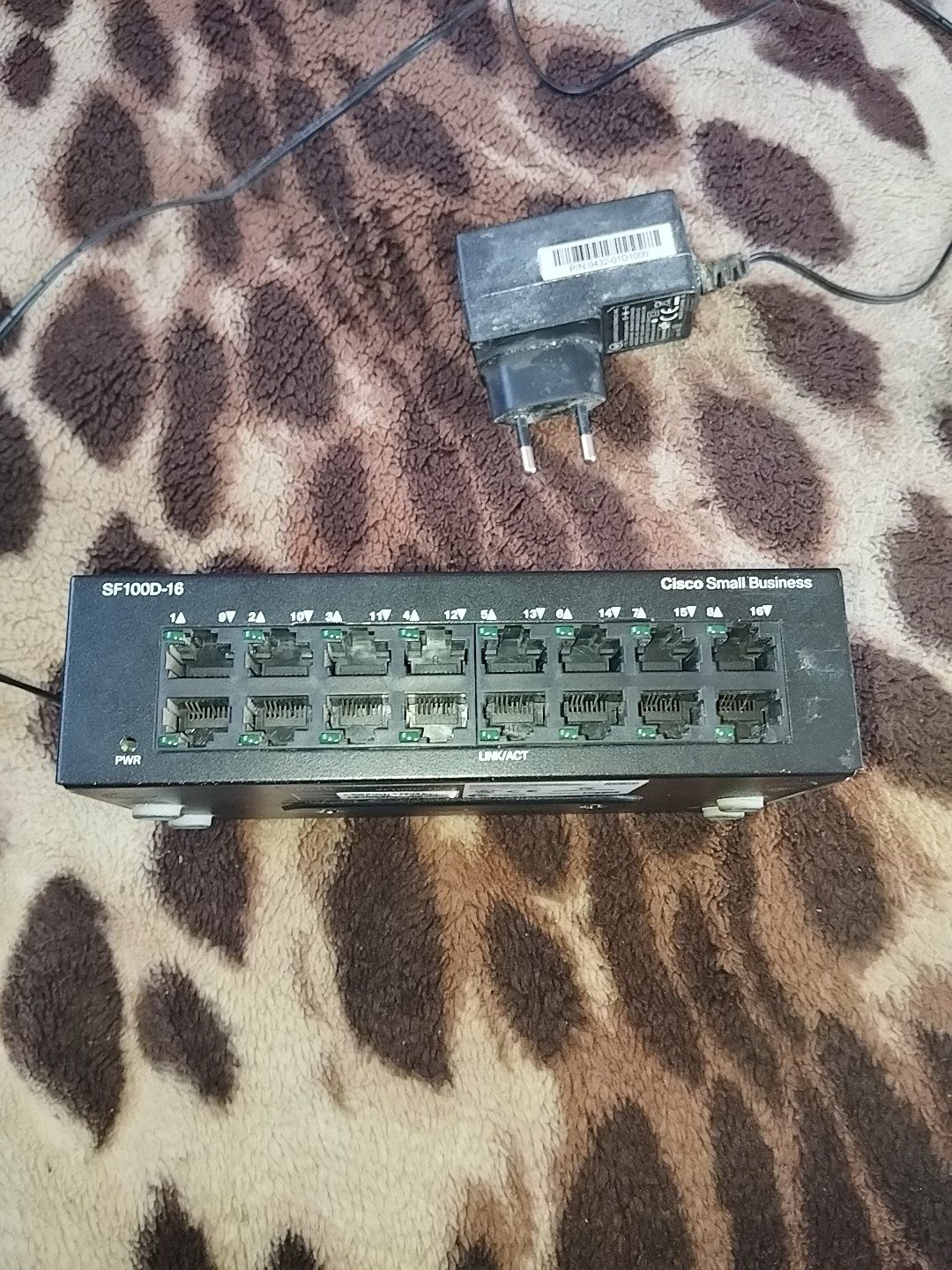 CISCO SF100D-16 v2