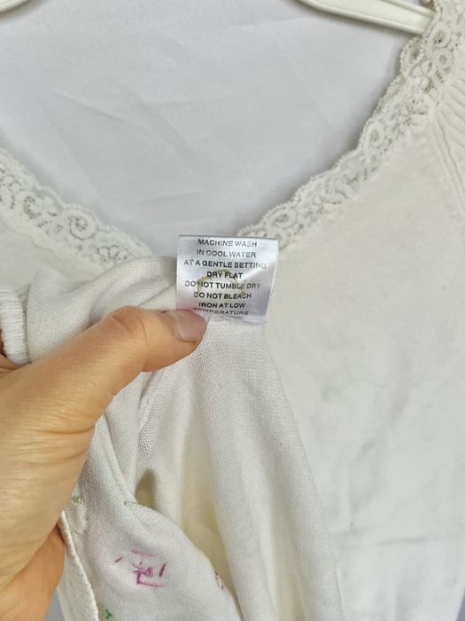 Biała Dzianinowa bluzka z koronką i szydełkowymi kwiatami TU