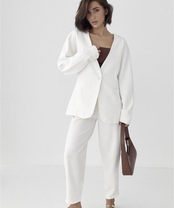 Білий піджак без коміру з акцентним підкресленням на талії