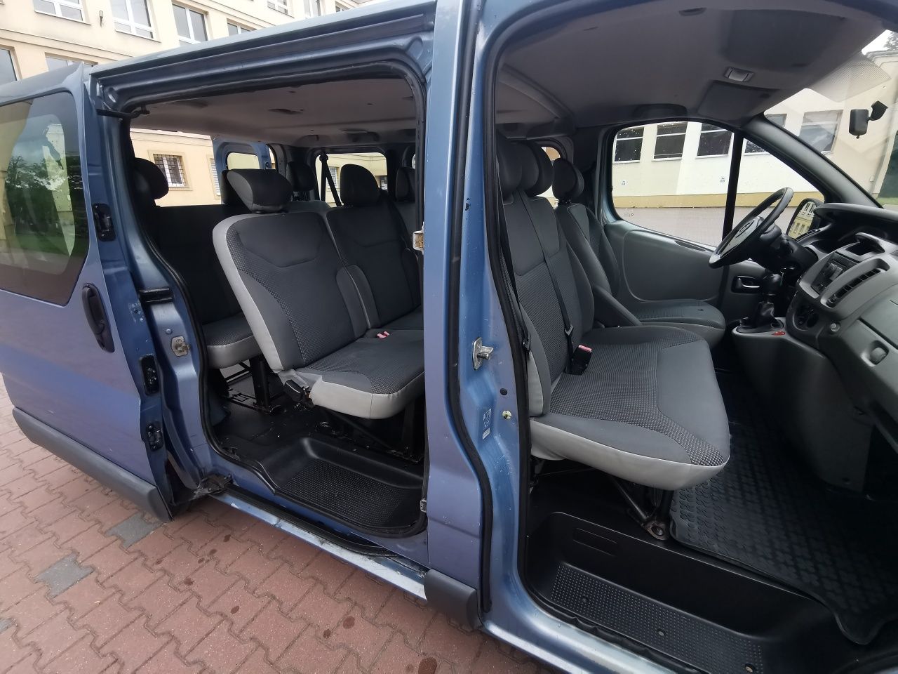 Opel Vivaro 2010 r 2.0 9 osobowy