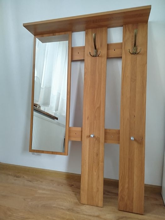 Wieszak na ubrania z lustrem