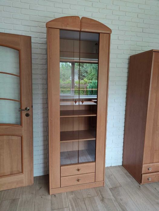 Witryna z półkami i szufladami