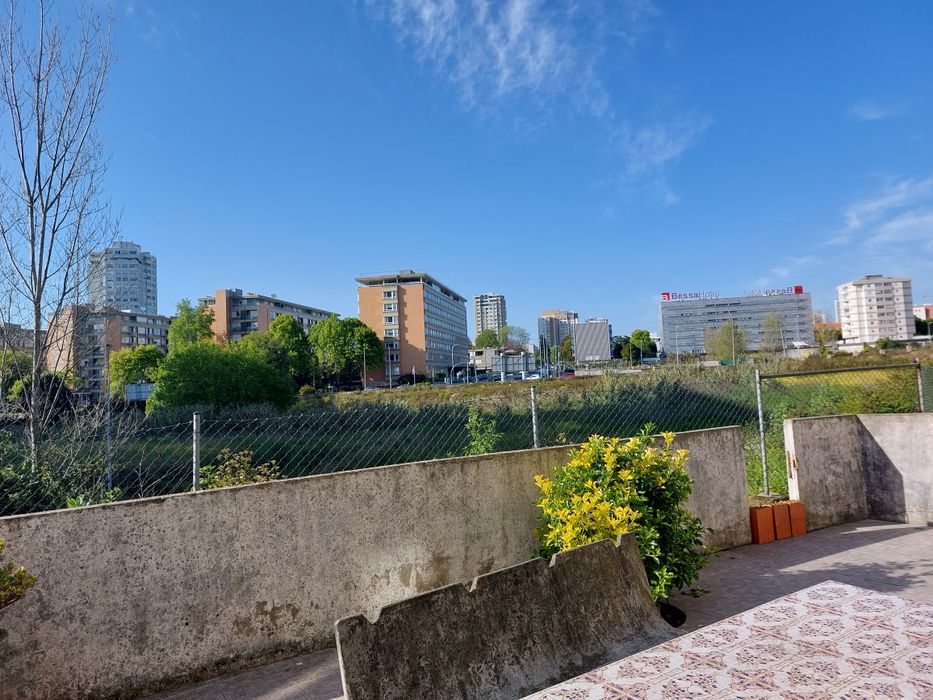 Quarto para arrendar à Av da Boavista