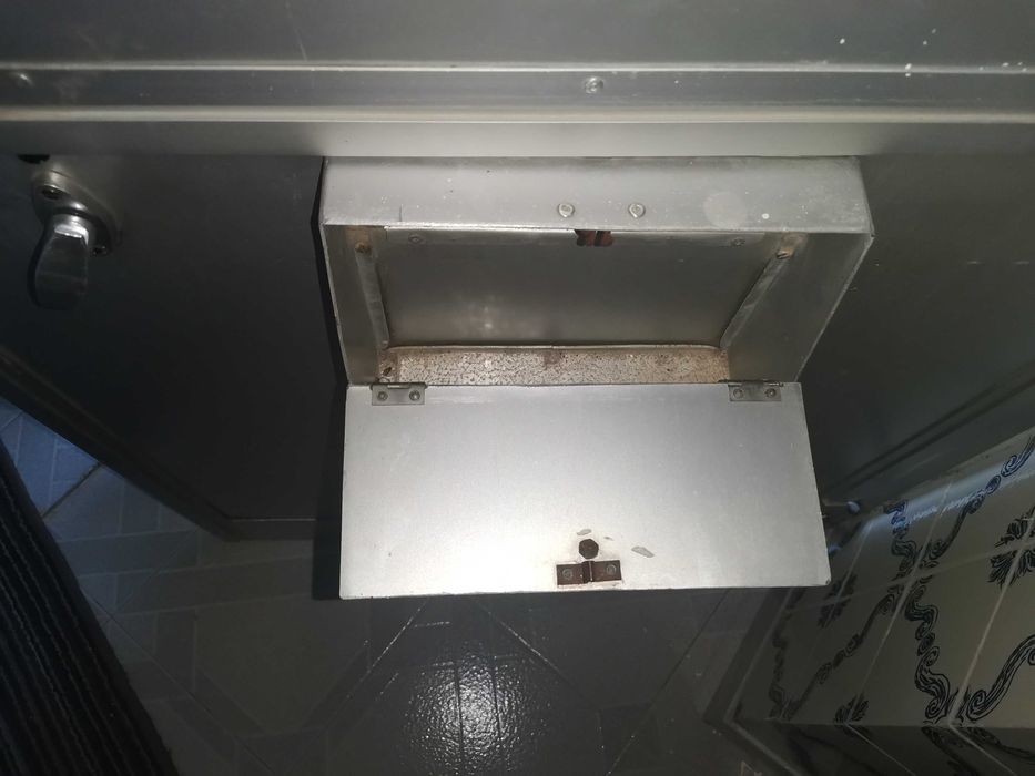 Porta de rua em aluminio com postigo veda luz e caixa correio incluso