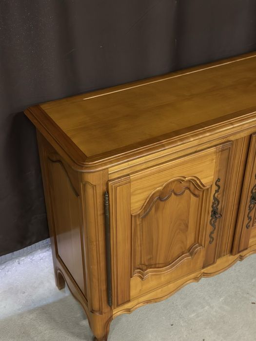 Стильний деревʼяний комод на гнутих ніжках.