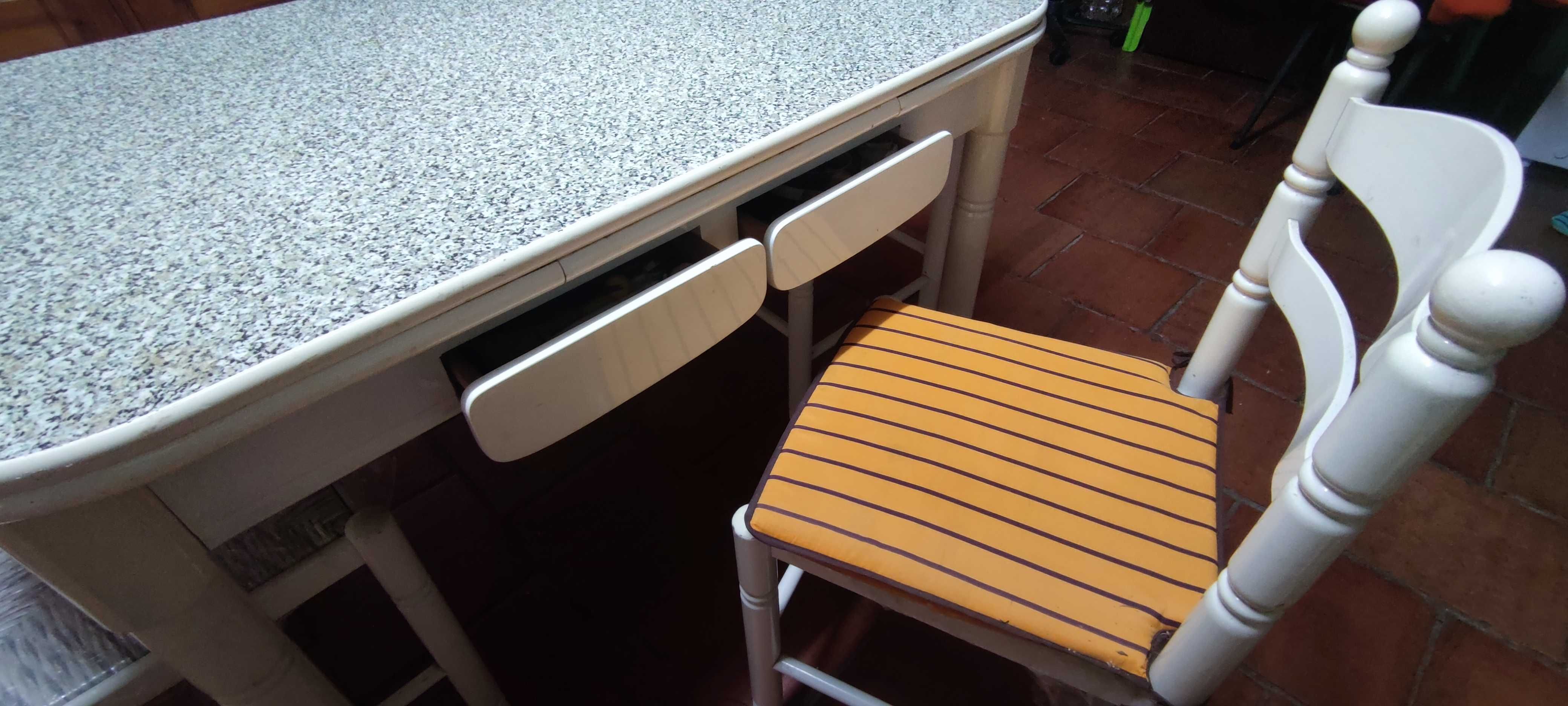 Mesa de cozinha madeira + 4 cadeiras e 2 bancos em bom estado