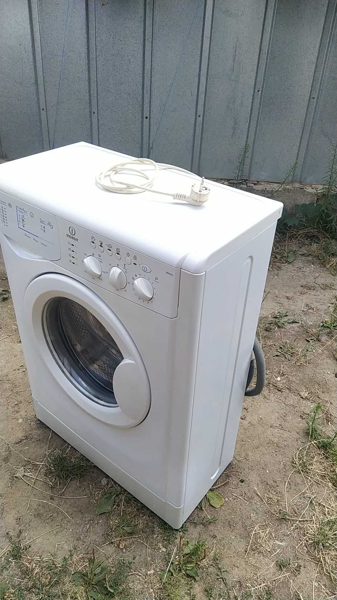 Стиральную машину автомат Indesit б.у .