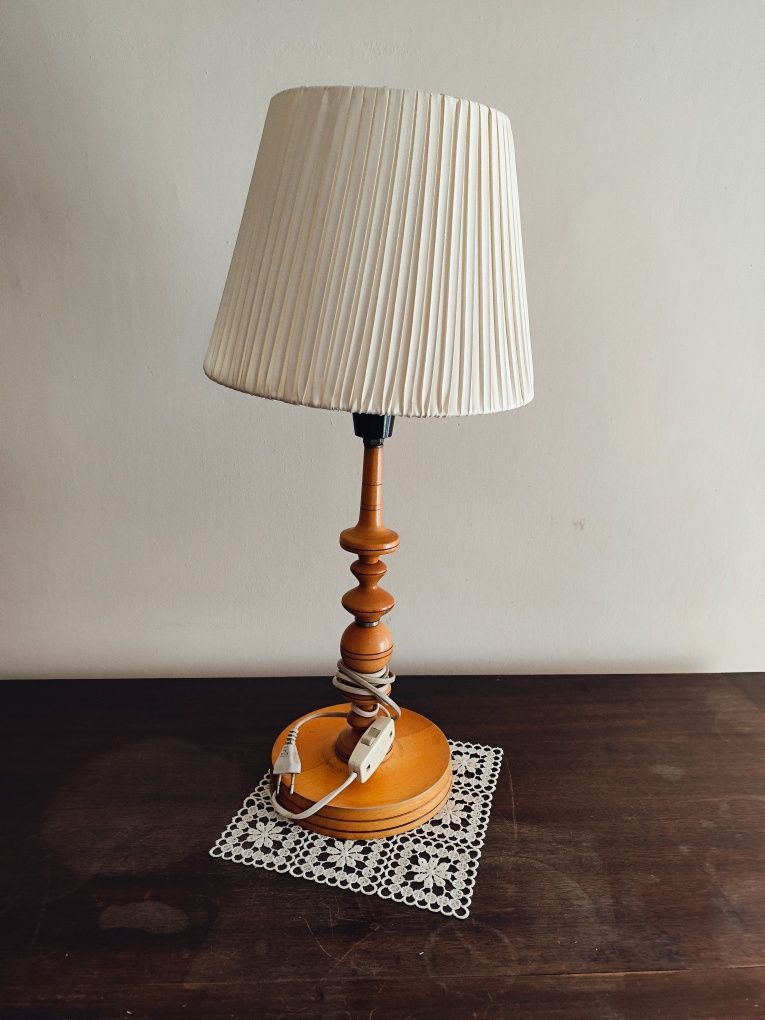 Elegancka drewniana lampka nocna z kremowym abażurem Retro PRL