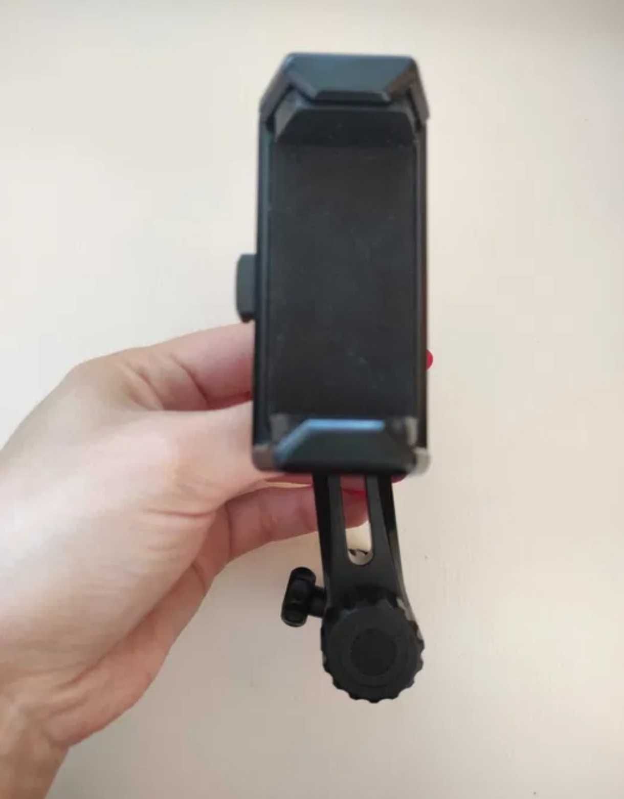 Czarny uchwyt na telefon do samochodu