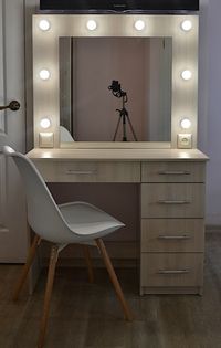 Макияжный стол с подсветкой зеркалом и ящиками