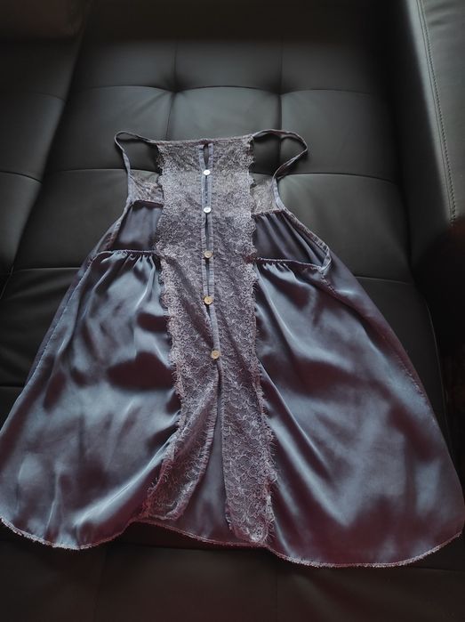 Top acetinado com renda azul