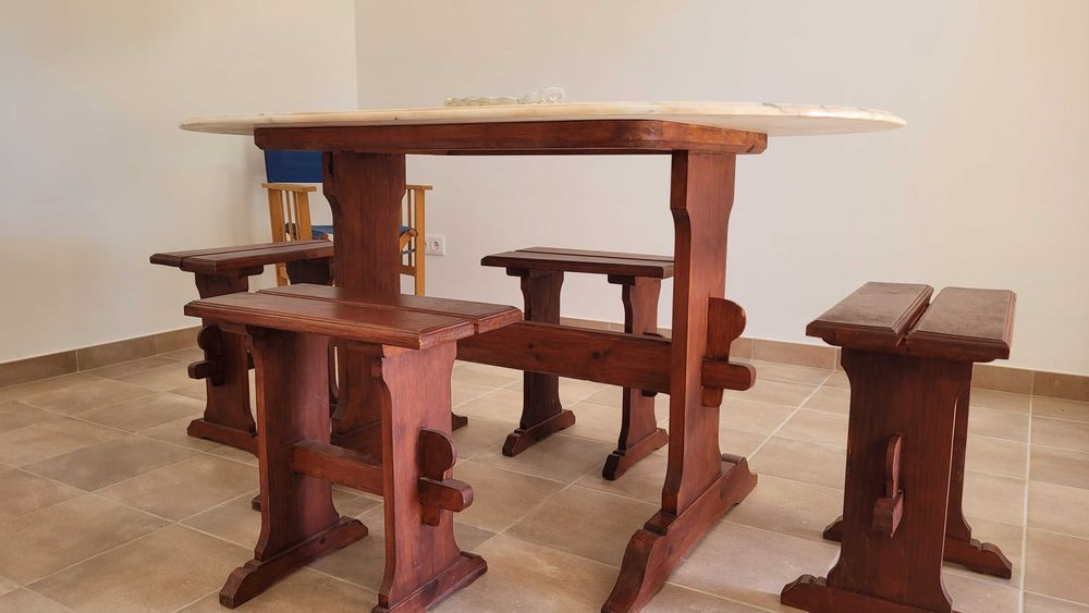 Mesa de cozinha com tampo em mármore.