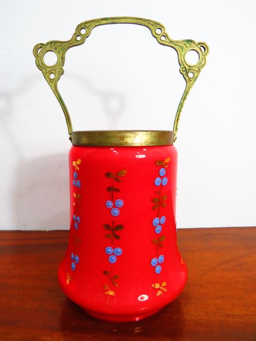 Pote ao estilo Arte Nova.