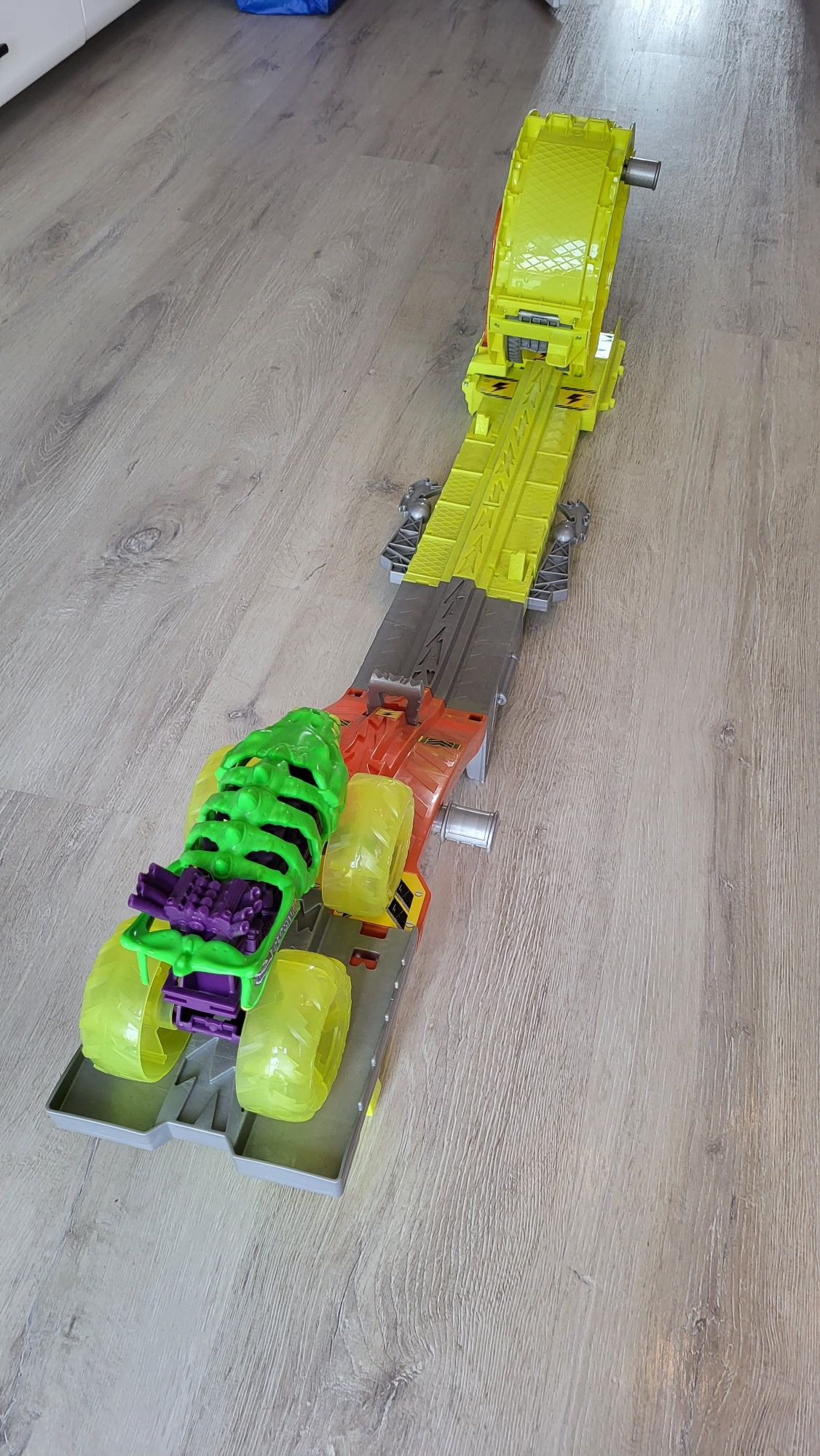 Hot Wheels Monster Trucks Power Smashers Destruction & Chase