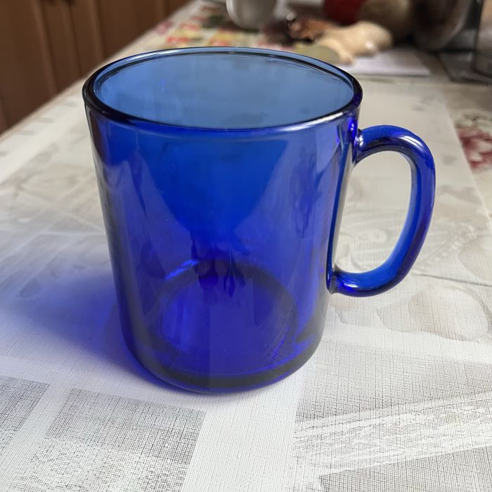 szklany przezroczysty niebieski kubek szkło Francja 300 ml