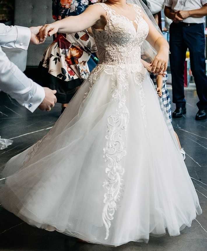 suknia ślubna śmietankowa typu księżniczka 150 cm+ 7 cm obcas