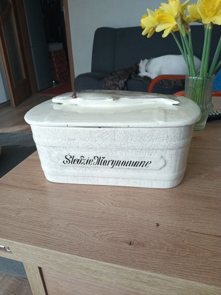 Bardzo stary pojemnik