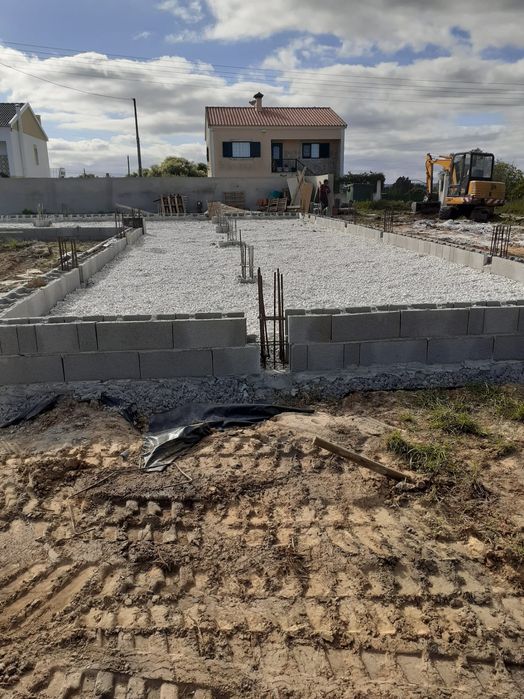 Mini giratória e carrinhas basculantes com manobrador