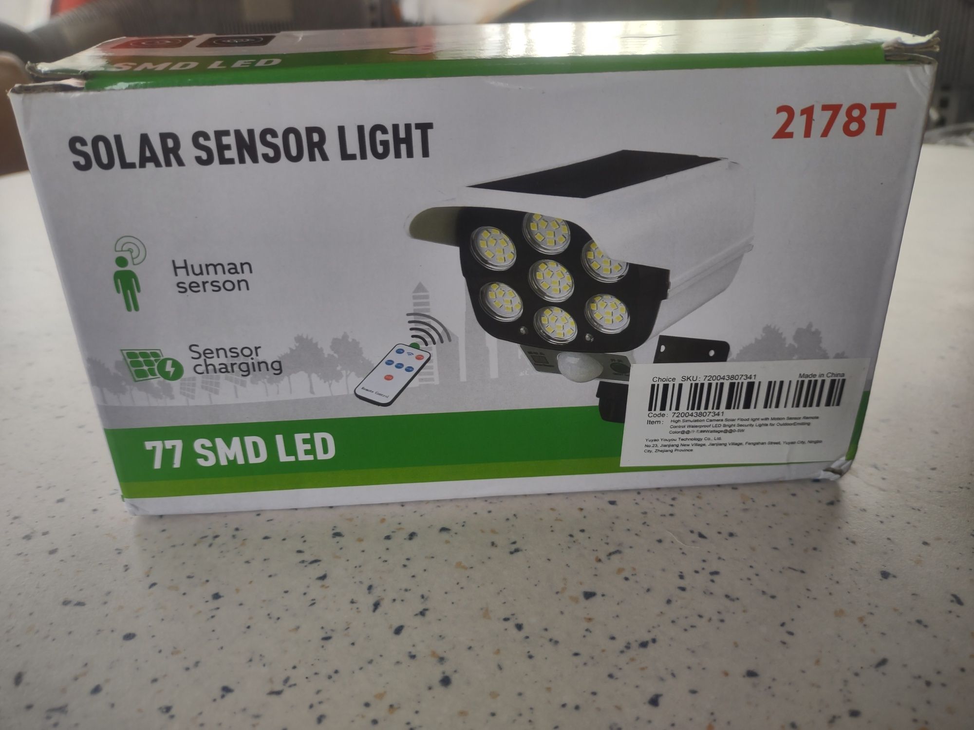 Lampa solarna LED z czujnikiem ruchu z pilotem imitacja kamery
