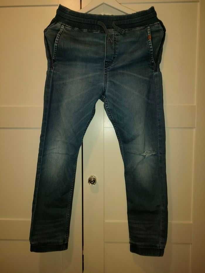 Spodnie Joggery z dziurą 152 cm