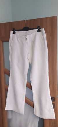 Spodnie  lniane  w kolorze białym.