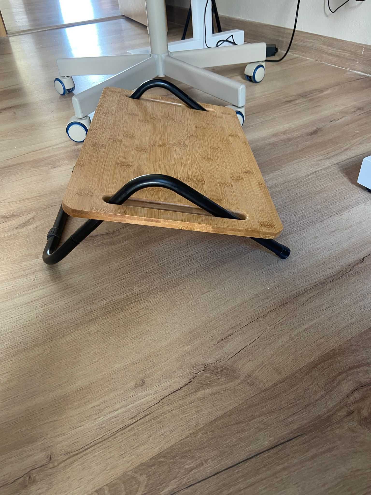 Apoio de pés ergonómico em bambu – ajustável na inclinação