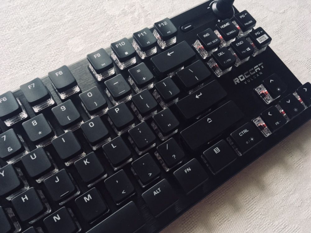 Roccat Vulcan TKL Pro - топовая механическая игровая клавиатура