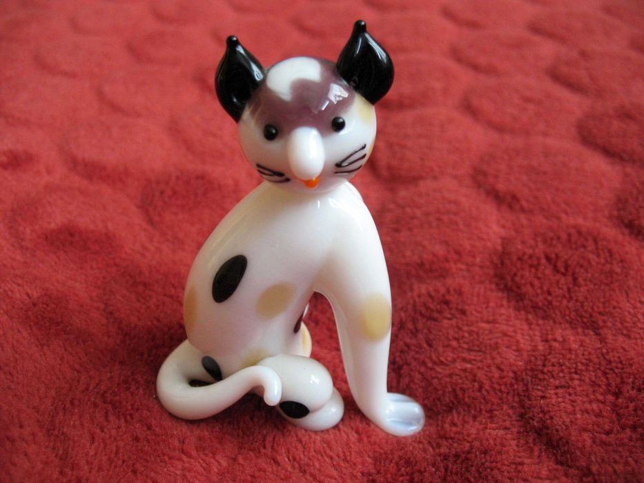 Kot - elegancik - figurka ze szkła w stylu M - 7 x 5 x 5 cm