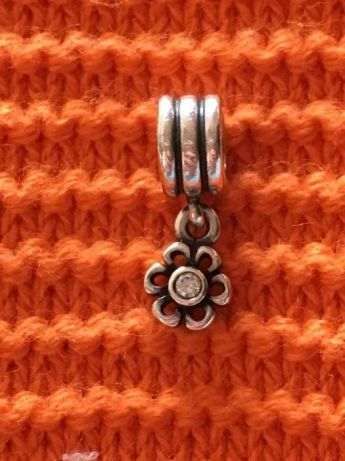 Conta pendente flor da marca Pandora