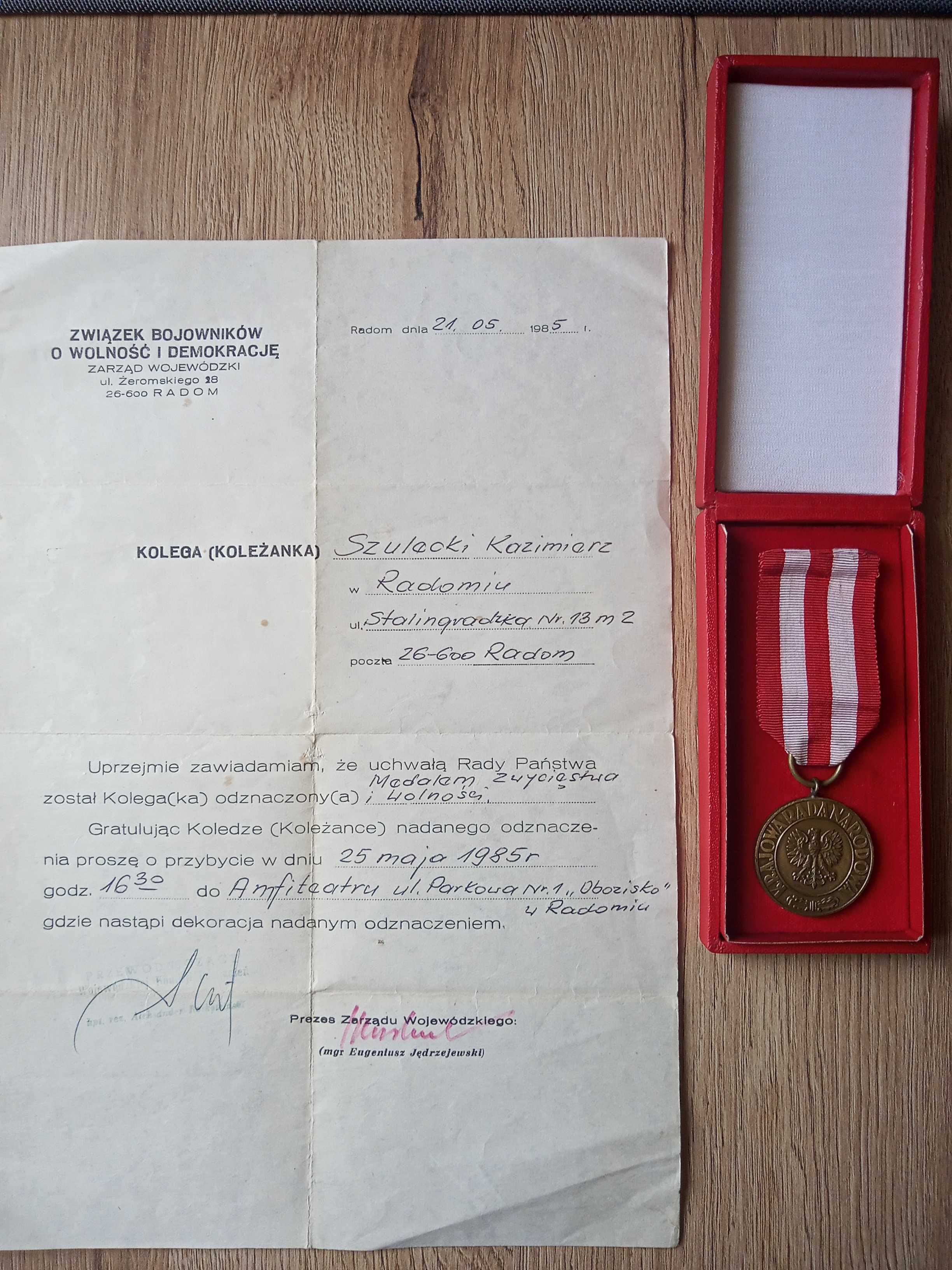 Medal Zwycięstwa i Wolności z dokumentem