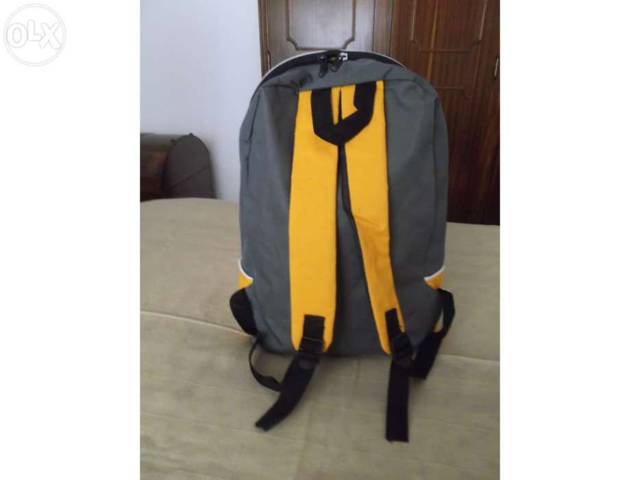 Mochila em tons laranja e cinza