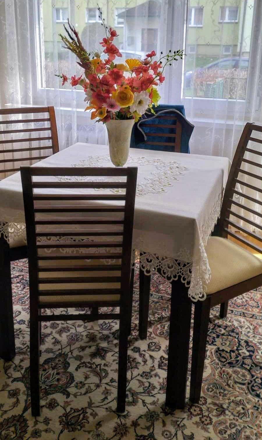 Stół i krzesła do salonu lub jadalni.