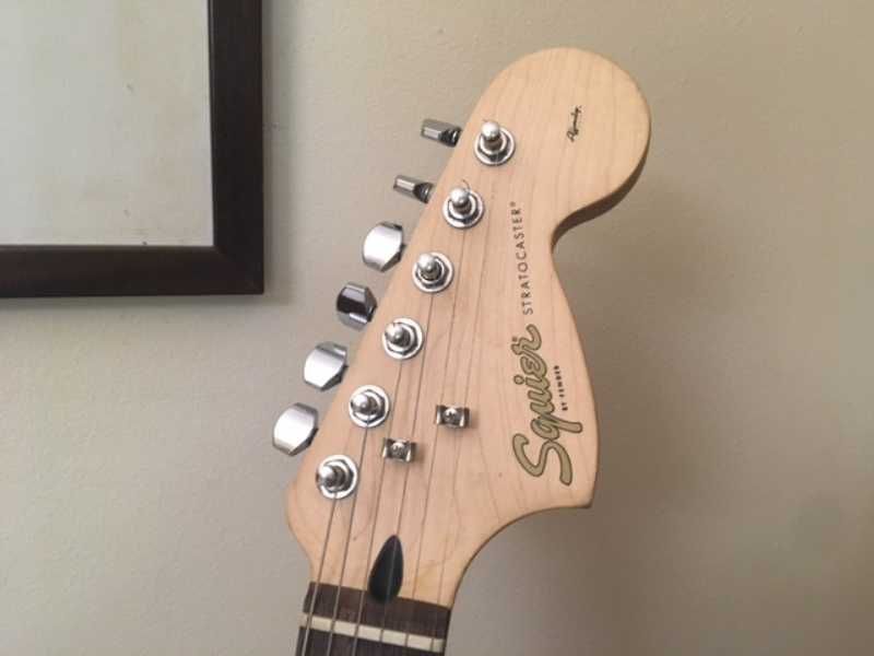 Guitarra e amplificador de qualidade em estado novo
