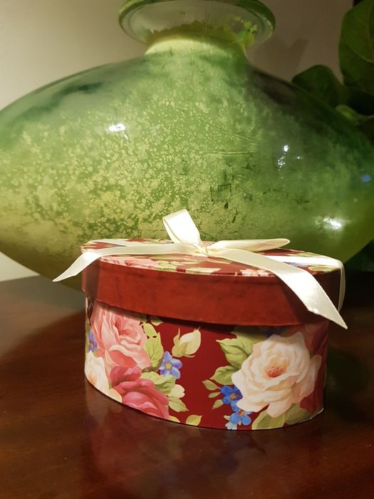 Pudełko, pudełeczko kartonowe na niewielki prezencik