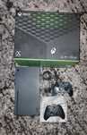 Xbox series x + 2 pady + ładowarka i akumulatorki