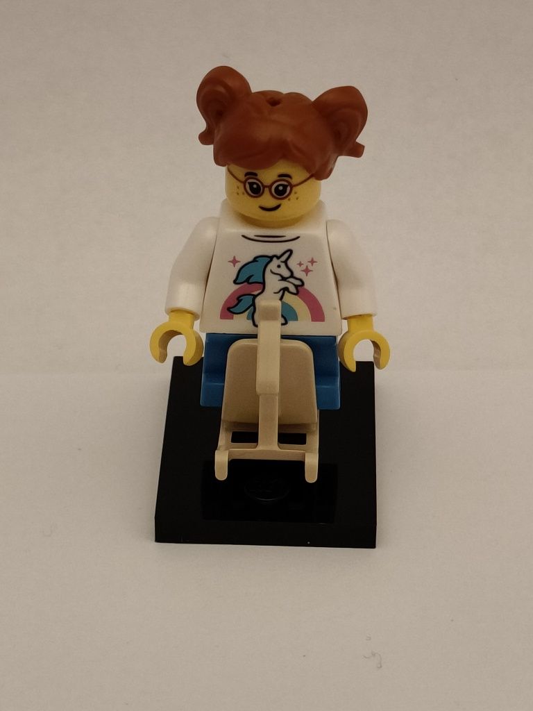 Minifigurka LEGO CMF 24 dziewczynka na koniku na biegunach