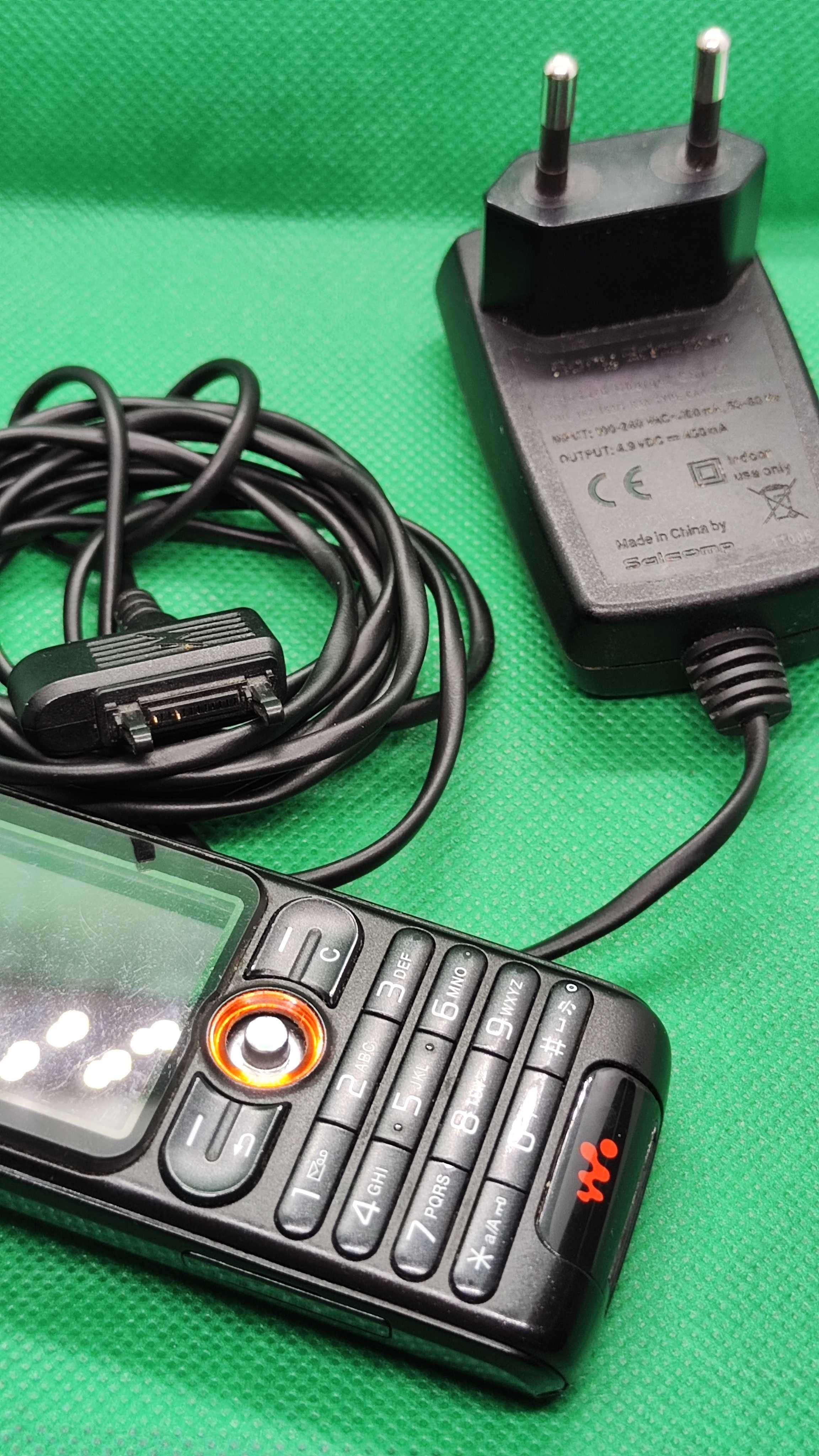 Dobry Telefon komórkowy Sony Ericsson w200i Walkman Handy z ładowarką