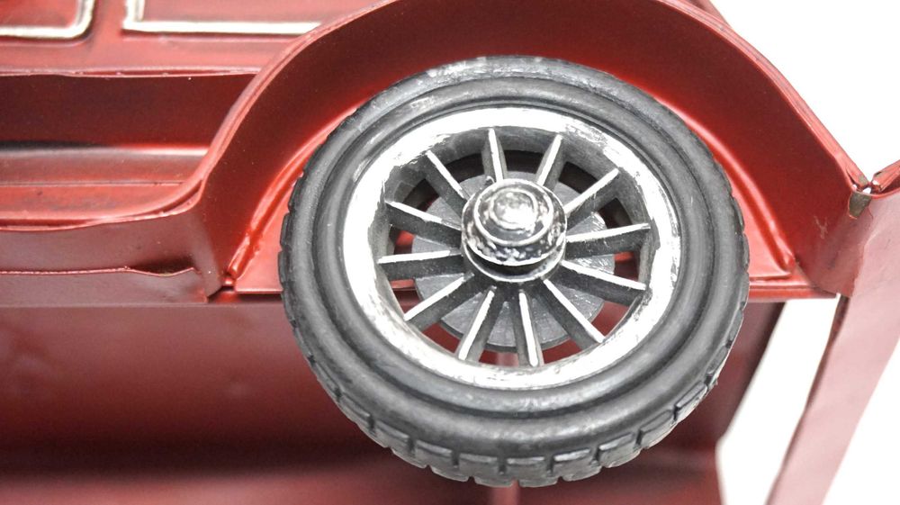 Model starego samochodu strażackiego