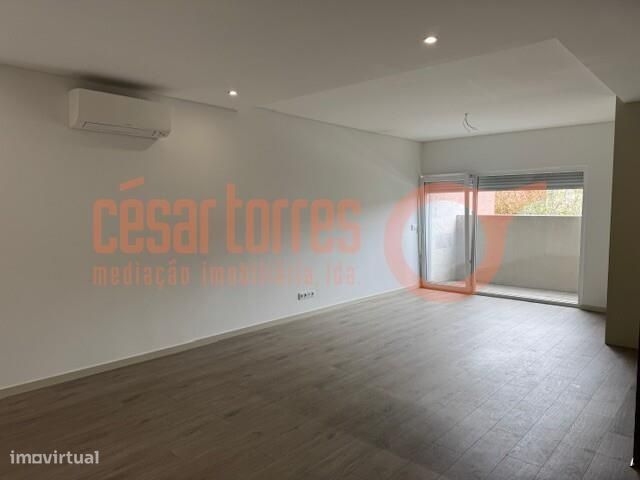 T2 para Arrendamento na Granja – Moderno, Luminoso e a 300 m da Praia