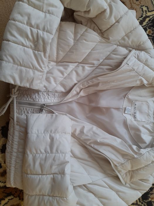 Курточка молочного кольору