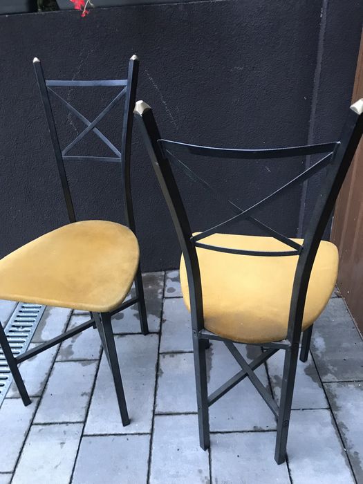 Dwa krzesła w miodowym kolorze art-deco