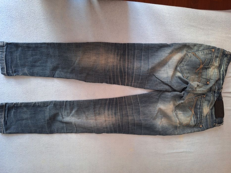 Damska dziewczęce dżinsy z rozdarciami.