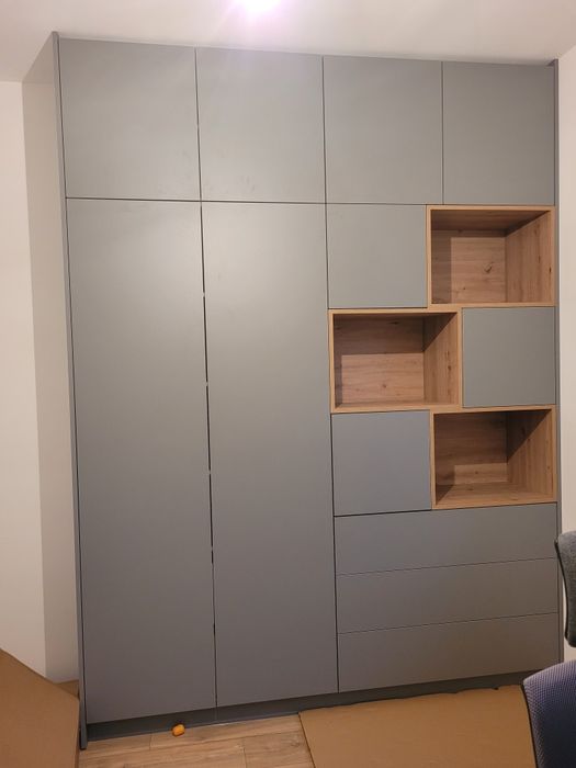 Szafa na wymiar, robioną przez stolarza